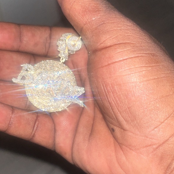 10k Gold Pendant. 16.31 grams VS1 Diamonds 2.37 Carats